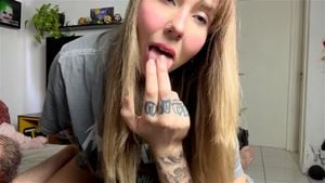 性感金发拉丁美女挑逗表演，带来诱人膝上舞