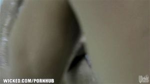 Skin Diamond 在淋浴中展现出柔韧身姿