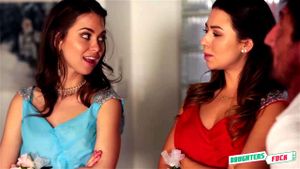 Melissa Moore 与 Riley Reid 在成人场景中与成熟男性互动。