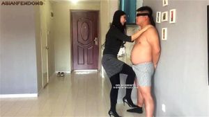 中文女性主导角色扮演，激情四溢的掌控与臣服场景，探索权力交换的深层欲望。