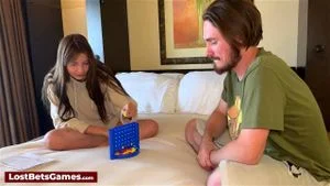 在输掉 Strip Connect 4 游戏后，她骑上了他的硬鸡巴