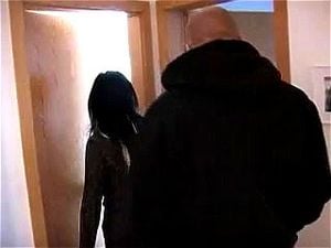 《欧洲真实秀：丈夫互换妻子一周》（第一集）：在充满诱惑与激情的欧洲，几对大胆的夫妻决定参与一场前所未有的交换实验。在为期一周的旅程中，他们探索彼此的欲望与界限，体验全新的亲密关系。这部真人秀展现了成年伴侣之间的自愿互动，充满戏剧性与感官刺激，适合追求刺激与真实情感的观众。准备好进入这个充满冒险的世界了吗？