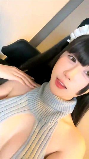 这部视频展现了成人角色之间的激情互动，充满张力和感官刺激。观看者将沉浸在充满诱惑的氛围中，体验成人内容带来的愉悦。