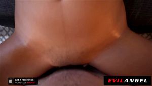 华丽的亚洲宝贝 Ember Snow 的湿猫被捣烂 - EvilAngel