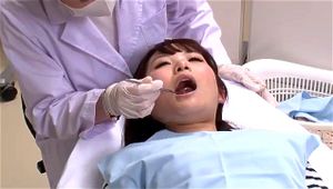 牙医诊室中的激情吞咽
