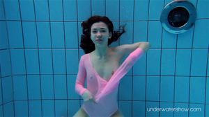 Czech teen Roxalana's swimming talent shines brightly by Underwater Show: Porn - 经典欧美