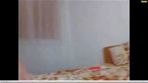 非常火辣可爱的宝贝在网络摄像头上完全裸体