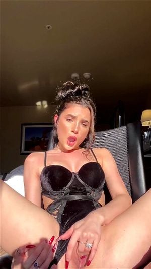 FUCK ME DADDY: Fansly, Shaved Pussy & Fast Clit Rubbing Porn - 经典欧美