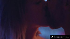 Modern-Day Sins - 调皮的安妮·奥罗拉溜出去和她最好朋友的继父发生关系 西班牙语字幕