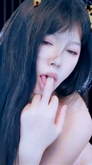 风骚女主播超短裙热舞挑逗露骨舔唇，口角挑逗，绿帽妻现场，性感挑逗指令