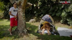 安妮·马林与丹妮和菲利普在野外露营中享受三人行