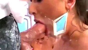三人行口交体验，激情四射的成人互动，满足您的幻想。