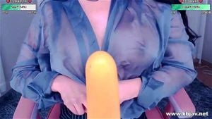 韩国女孩展示美丽胸部