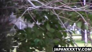 丰满的日本娇小胸部在公共场合激发窥视欲