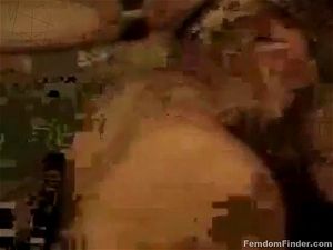 妻子吐口水与丈夫朋友一起烤