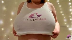 Sara Wiilis wearing a tank top focusing her enormous boobs ft. Sara Willis: Porn - 经典欧美