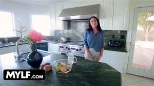 My Easy Milf Stepmom Caught Me Staring Her Huge Tits And Let Me Fuck Her Everywhere Around The House: Porn - 经典欧美