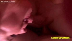 Sheena Ryder - 在妈妈的阴部上射精，兄弟 - 家庭绿帽情结。