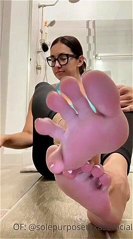 Latina Sneakers to Bare: Feet, Soles & Toes Porn - 经典欧美