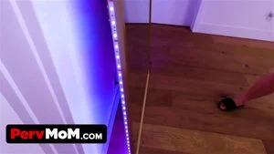 复活节彩蛋狩猎变得疯狂，当大胸继母Siri Dahl使用兔子尾巴肛塞时 - PervMom