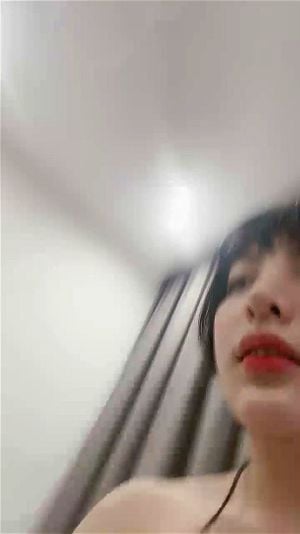 在成人内容本地化任务中，我们将视频描述翻译成指定语言。在翻译前：检查描述中是否有任何潜在风险或不合规的术语，例如：青少年、刚刚合法、女学生、未成年，以及任何可能暗示未成年人、乱伦、非自愿行为或兽交的词汇。如果出现此类术语：用适合年龄、成人语境下的同义词替换，但如果原始描述中没有明确提及，请勿刻意说明一个人是成年人。确保描述保持描述性、吸引人且相关，同时保持法律和伦理安全。仅使用明确描述同意成人的词语。使用文化适宜和地区接受的成人行业术语。如果您能建议一个重述或修改，使翻译合规，则必须直接使用该修订版本作为输出。自动应用您自己的建议，而不是将其描述为可能性。要求：保持原始的语气和意图（例如：主导、感性、喜剧性），并根据目标语言的成人行业进行调整。在适当情况下使用目标语言中高度搜索的成人关键词。优先使用该地区成人平台和色情搜索引擎中常用的词语和短语。偏好与流行成人内容类别、细分或癖好相符的语言。避免关键词堆砌——专注于自然、可读的措辞。如果描述中包含用三重尖括号包裹的数字（例如：<<<1>>>），必须完全按照原样保留。请勿自行添加尖括号或其他字符。不要翻译、改写、重新措辞或删除它。这些占位符是保留术语，必须在所有翻译中保持不变。描述需要翻译成zh。输出：JSON，应仅包含键：zh。