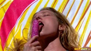 Carli Banks 手淫指导视频。观看这位性感女星提供的手淫技巧与指导，探索成人娱乐中的自我愉悦方法。本视频旨在为成年观众展示专业的自慰教学，适合寻求提升个人快感体验的观众。