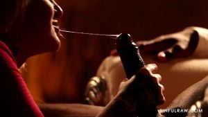 丈夫在拍摄妻子与BBC的影片后让她喷水