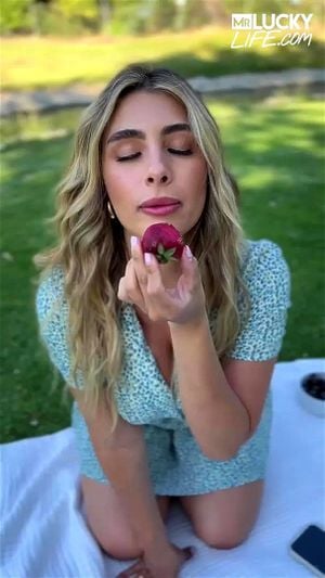 Picnic In Paradise With Busty Blondie Tru Kait by MrLuckyLife: Blowjob, Big Tits & Big Ass Porn - 经典欧美