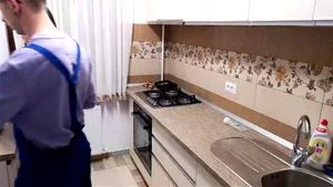 Beta 书呆子继兄弟假装修理微波炉，而纹身的角质继姐妹自慰