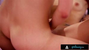 GIRLSWAY - 性瘾者克里斯汀·斯科特 (Kristen Scott) 与女友艾尔莎·吉恩 (Elsa Jean) 发生性关系，然后与室友安娜·福克斯 (Ana Foxxx) 出轨