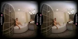 黑发少女独奏，Terry Bliss 即将在 VR 中高潮