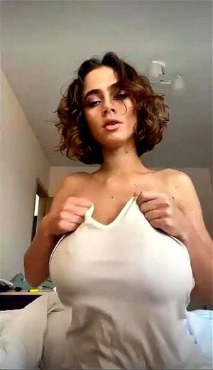 Solomia Maievska 是一位魅力四射的成人演员，以其性感的表演和迷人的银幕风采而闻名。她擅长展现成人的激情与亲密场景，带来视觉上的极致享受。
