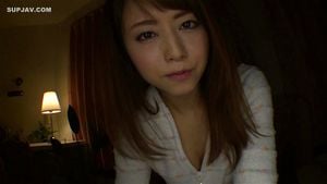 在这部充满激情的成人影片中，两位成熟的女性演员展现了她们之间的亲密互动。场景以柔和的灯光和舒缓的音乐为背景，营造出一种浪漫而诱人的氛围。演员们通过细腻的触摸和深情的吻戏，逐步展开一段自愿且热烈的性爱场景。影片突出了成人间的默契与欲望，适合寻求高质量、情感丰富的成人内容的观众。请确保您已年满18岁再观看此内容。