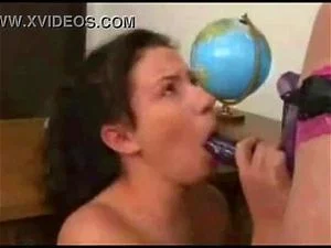 戴假阳具的女同性恋者 10