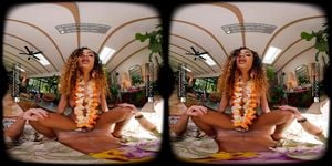 VR Bangers 群交 54 夏威夷天堂与斯卡利特·斯坎达尔的 VR 色情