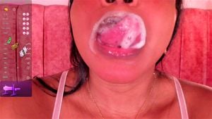 黑人嘴舌头吐挑逗然后后入姿势展示性感的屁股