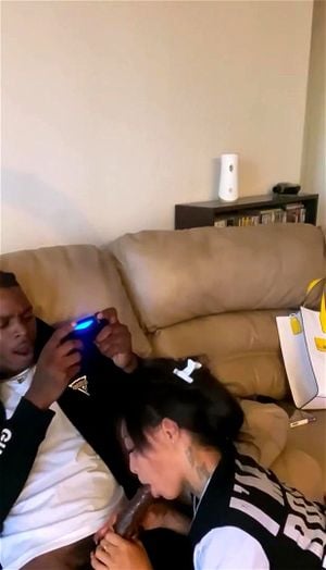 浅色黑发在玩耍时乱搞 黑人巨根