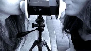 ASMR 双胞胎耳语舔舐