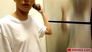 Kimmy Granger 把她继兄弟的鸡巴放进嘴里