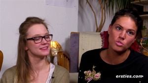 Holly & Cataleya zeigen uns，wie heißer Girl-on-Girl-Sex aussieht