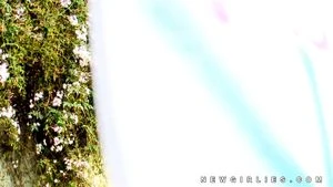 娇小的色情明星悉尼·科尔脱衣舞