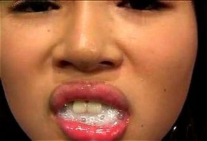 牢房中的女性吞下多人口爆精华