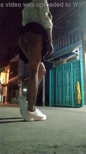 中国变装者在公共场合展示并自慰