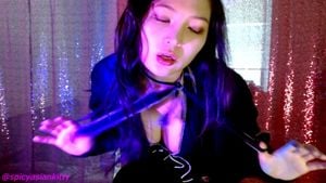 热辣的亚洲女仆想要操你