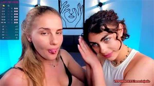 Blonde lesbo friend kissing and licking my face: Lingerie, Seduction & Kissing Lesbians Porn - 经典欧美