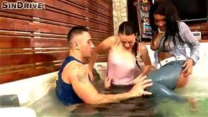 Kiki Minaj 带来火辣诱惑的成人表演，展现成熟魅力与极致性感。体验这位充满自信的表演者带来的激情时刻，探索成人娱乐的多样风格，满足您的感官渴望。