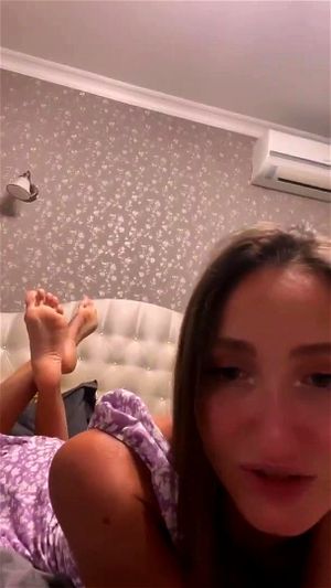 Pfretty girl Showing her Feet in Livesteam: Foot Fetish, Soles & Perfect Body Porn - 经典欧美