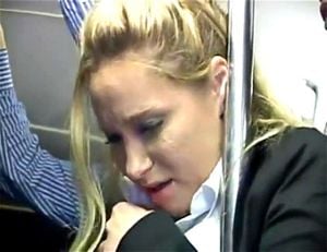 金发美女在公交车上被抚摸至多重高潮并被操