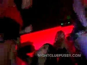 身材惊人的宝贝在夜总会操她的约会对象，被女同性恋女友吃掉了阴户