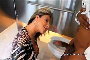 Sara Jay sucking cock in public showers: Blowjob, Pornhub & Sara Jay Fucks Porn - 经典欧美